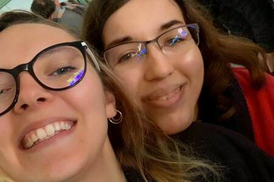 Les filles sont dans la place 